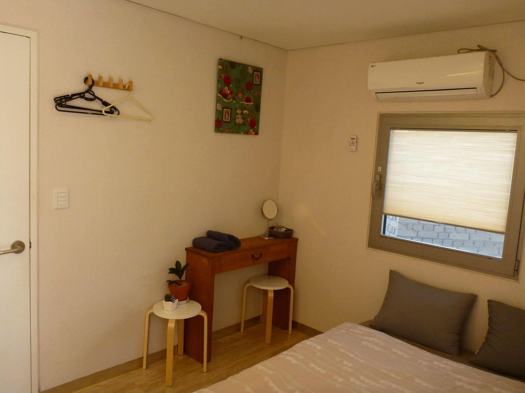 Inside Busan Hostel Экстерьер фото